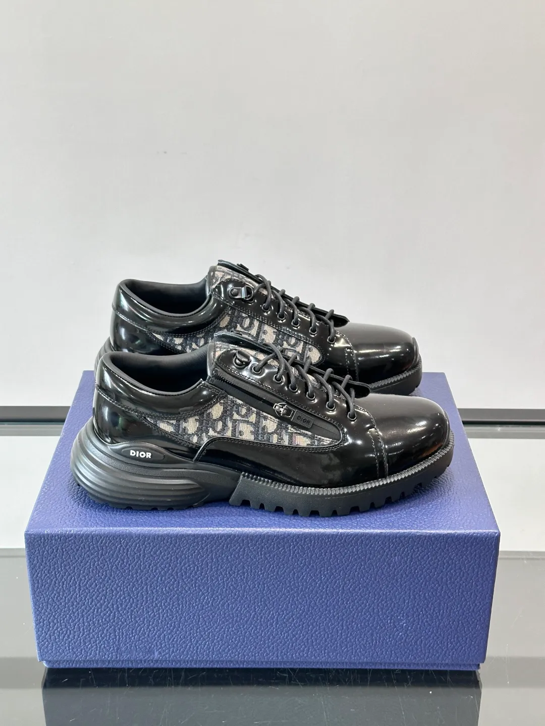 Men's shoes 💰p560 "Dio＊" Combat Derby Shoes Dior Combat Derby Shoes, black calfskin + Dior Oblique embroidery, highly recognizable. Shoelaces + technical zippers make it easy to put on and take off. The EVA hybrid soles are light and comfortable, with a sense of sportiness and fashion. They are great for daily wear or sports. They are the perfect combination of high fashion and functionality. size: 39-44 (38.45 customized)